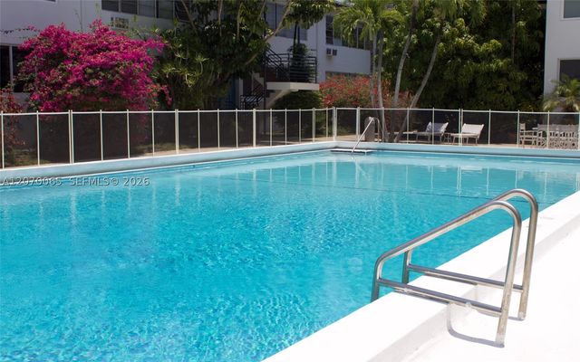 4710 Pine Tree Dr 49, Miami Beach, FL 33140