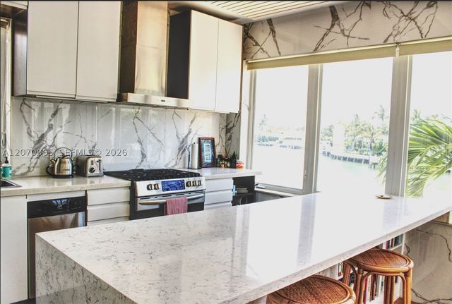 4710 Pine Tree Dr 49, Miami Beach, FL 33140