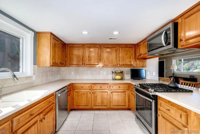 8653 Willow Ter, Santee, CA 92071