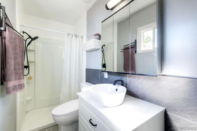 8653 Willow Ter, Santee, CA 92071