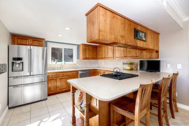 8653 Willow Ter, Santee, CA 92071