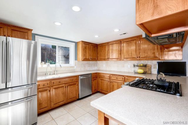 8653 Willow Ter, Santee, CA 92071