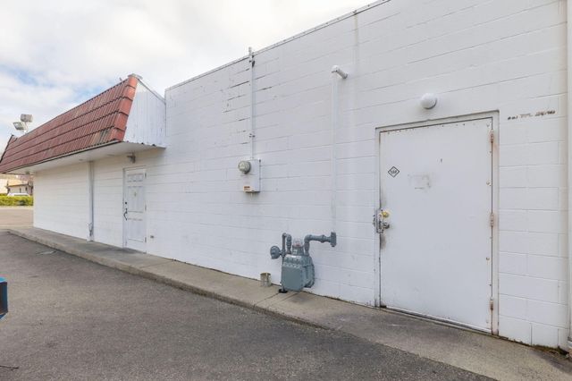 1434 NW 6TH Street, Grants Pass, OR 97526