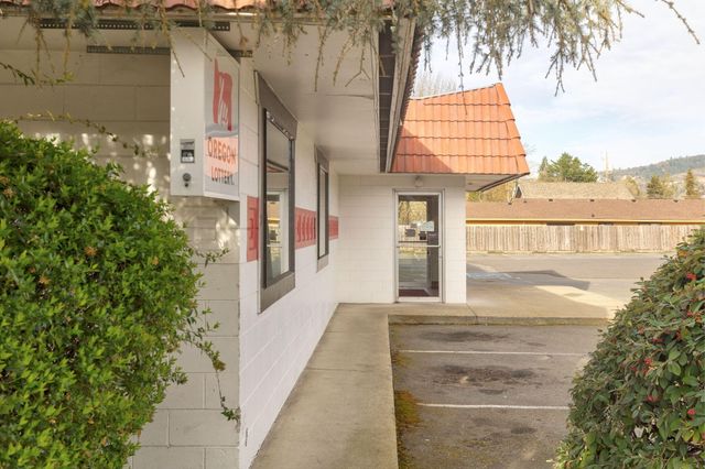 1434 NW 6TH Street, Grants Pass, OR 97526