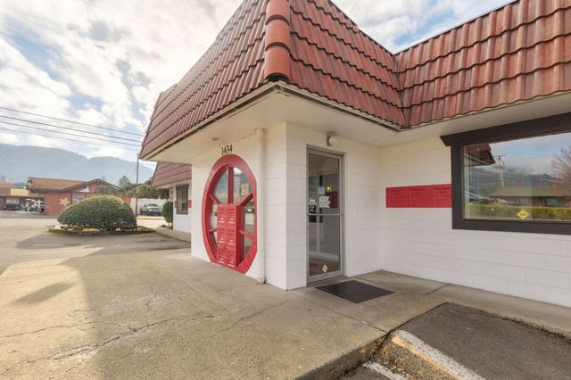1434 NW 6TH Street, Grants Pass, OR 97526