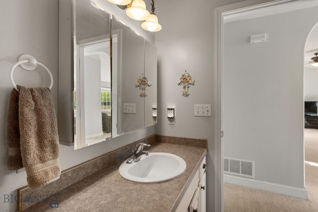60 Clinton Lane, Belgrade, MT 59714