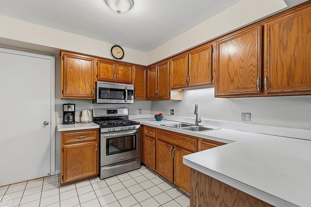 26160 N Knollwood Drive, Chesterfield Twp, MI 48051
