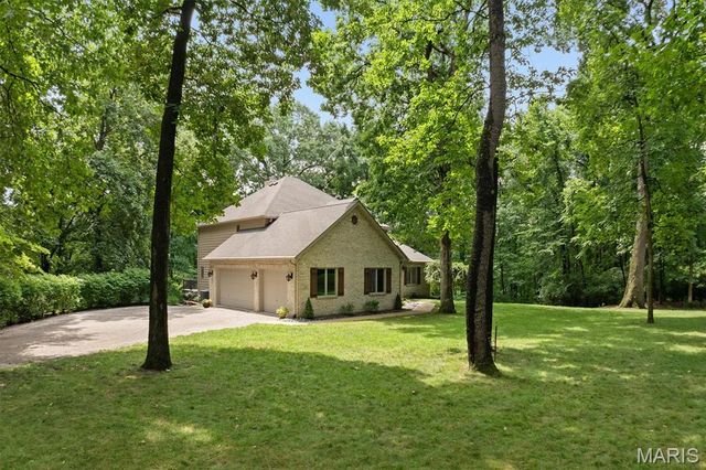 694 Pleasant Ridge Road, Fairview Heights, IL 62208