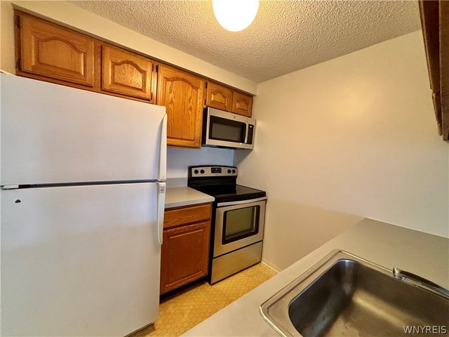 7 Tralee Ter, Amherst, NY 14051