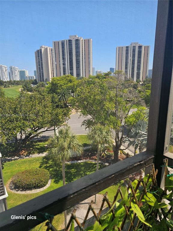 20400 W Country Club Dr 601, Aventura, FL 33180