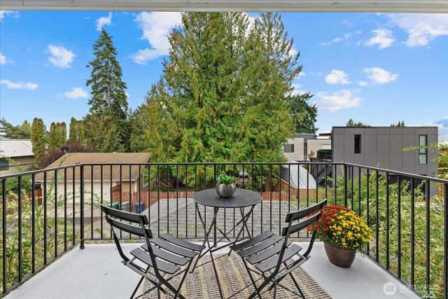 221 8th Avenue W, Kirkland, WA 98033