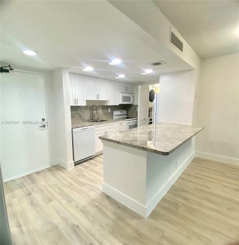 240 Lakeview Dr 303, Weston, FL 33326