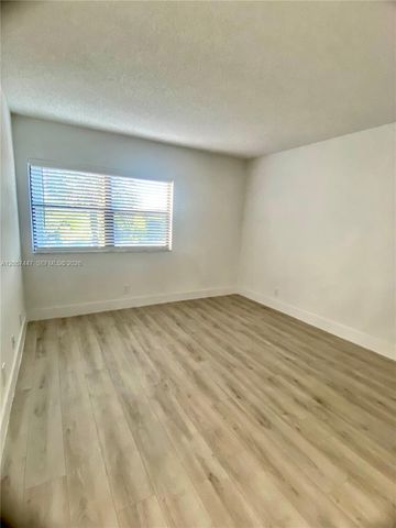 240 Lakeview Dr 303, Weston, FL 33326