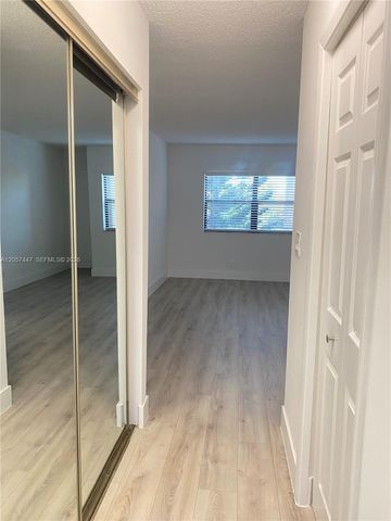 240 Lakeview Dr 303, Weston, FL 33326