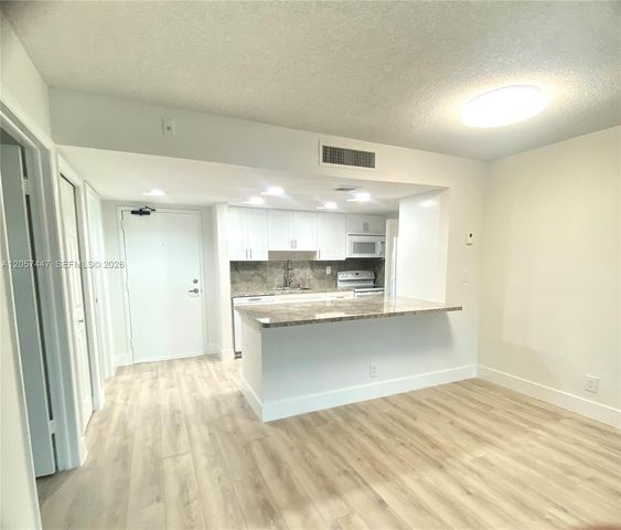 240 Lakeview Dr 303, Weston, FL 33326