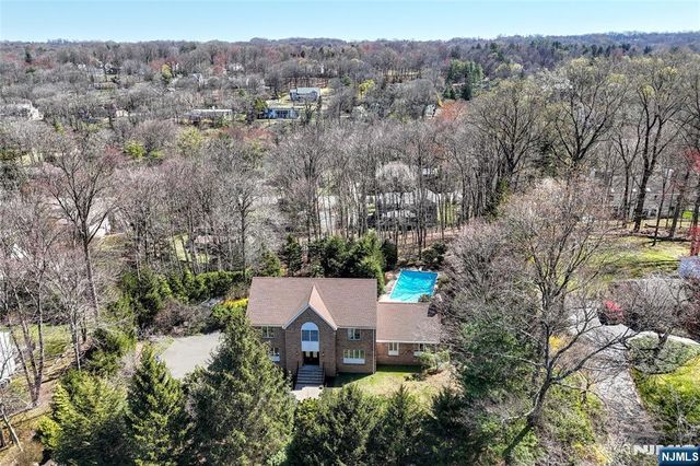10 Knollwood Road, Upper Saddle River, NJ 07458
