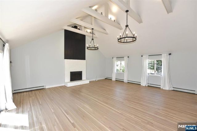 10 Knollwood Road, Upper Saddle River, NJ 07458