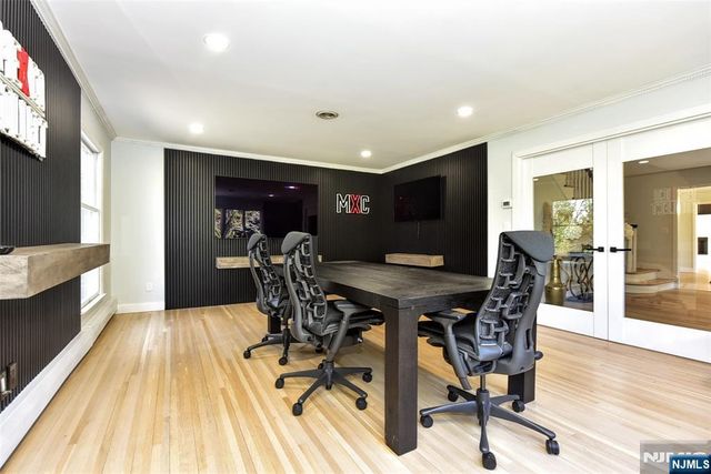 10 Knollwood Road, Upper Saddle River, NJ 07458