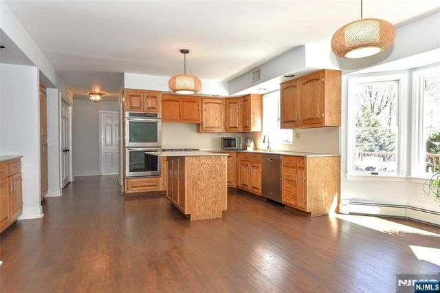 10 Knollwood Road, Upper Saddle River, NJ 07458