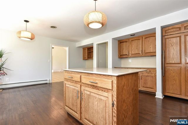 10 Knollwood Road, Upper Saddle River, NJ 07458