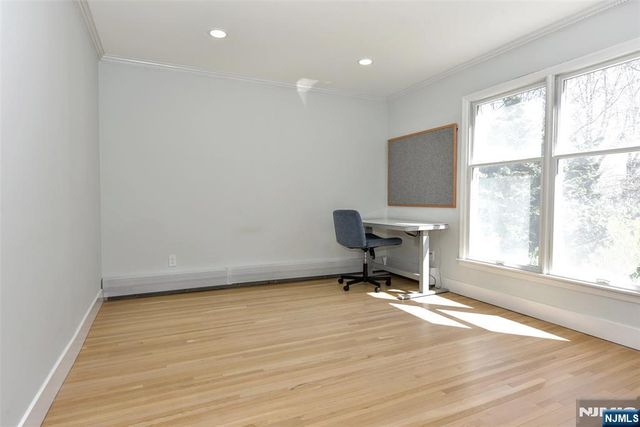 10 Knollwood Road, Upper Saddle River, NJ 07458