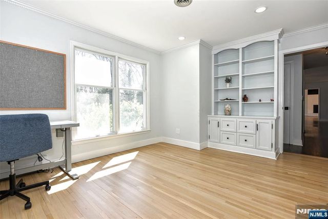 10 Knollwood Road, Upper Saddle River, NJ 07458