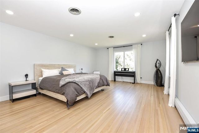 10 Knollwood Road, Upper Saddle River, NJ 07458