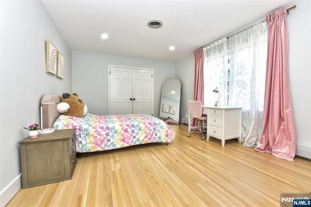 10 Knollwood Road, Upper Saddle River, NJ 07458