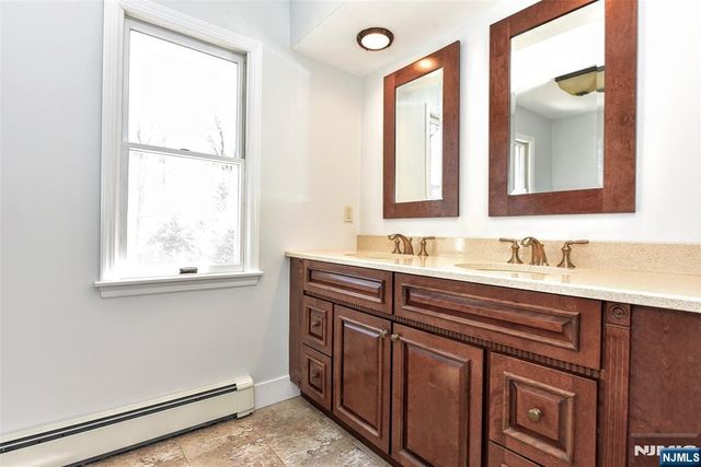 10 Knollwood Road, Upper Saddle River, NJ 07458