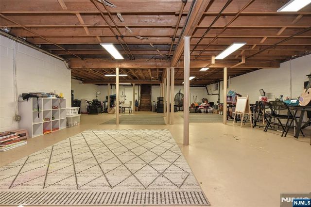 10 Knollwood Road, Upper Saddle River, NJ 07458