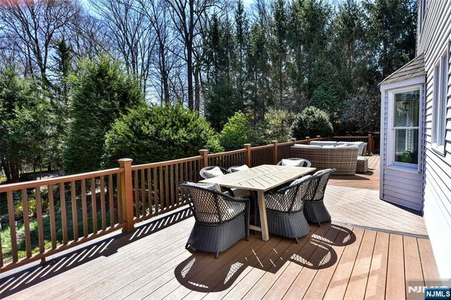 10 Knollwood Road, Upper Saddle River, NJ 07458