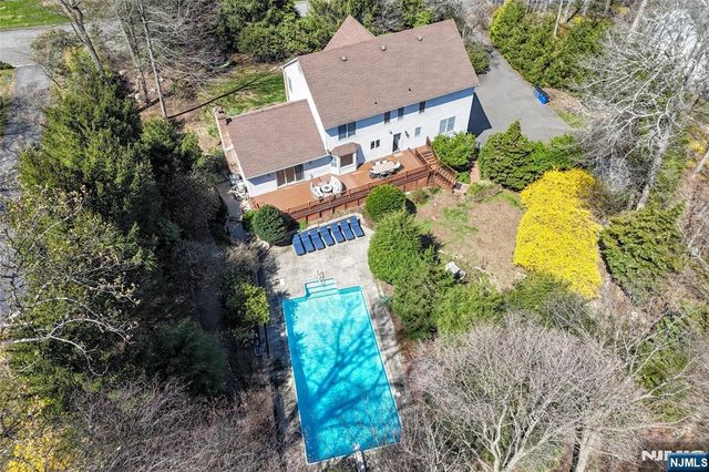 10 Knollwood Road, Upper Saddle River, NJ 07458