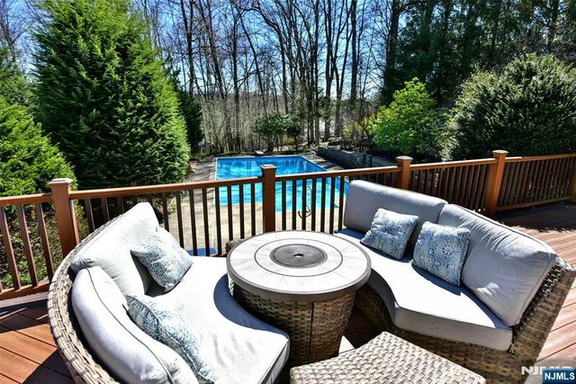 10 Knollwood Road, Upper Saddle River, NJ 07458