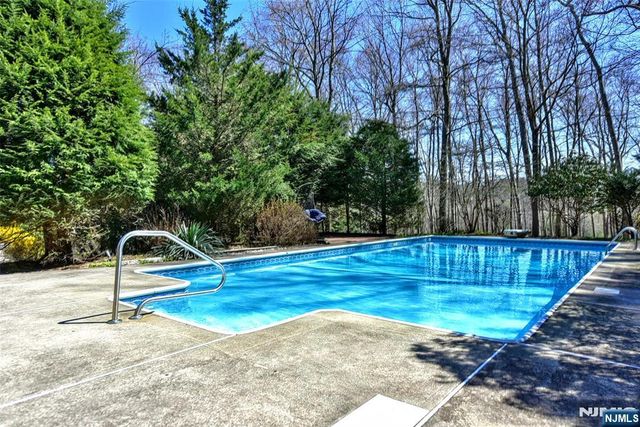 10 Knollwood Road, Upper Saddle River, NJ 07458