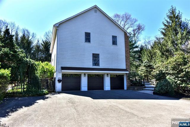 10 Knollwood Road, Upper Saddle River, NJ 07458