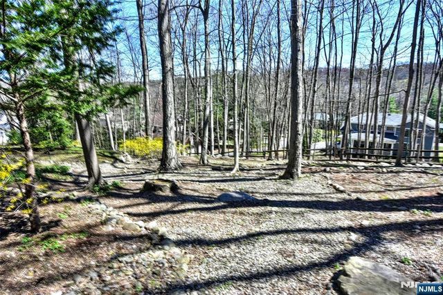 10 Knollwood Road, Upper Saddle River, NJ 07458