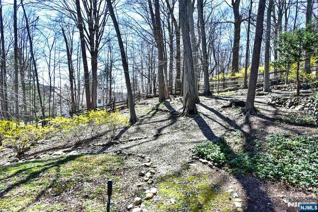 10 Knollwood Road, Upper Saddle River, NJ 07458