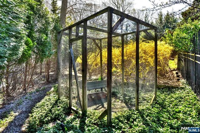 10 Knollwood Road, Upper Saddle River, NJ 07458