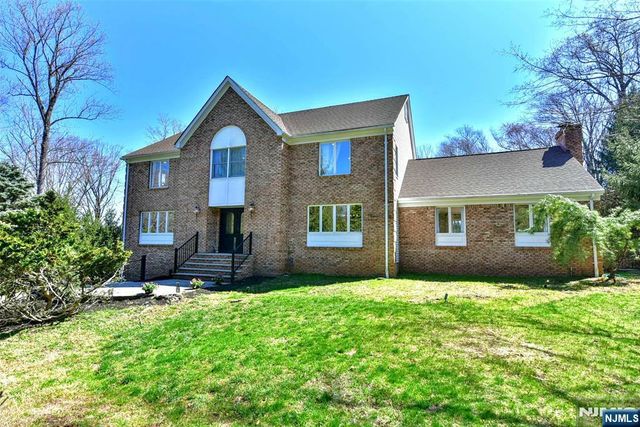 10 Knollwood Road, Upper Saddle River, NJ 07458