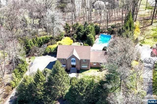 10 Knollwood Road, Upper Saddle River, NJ 07458