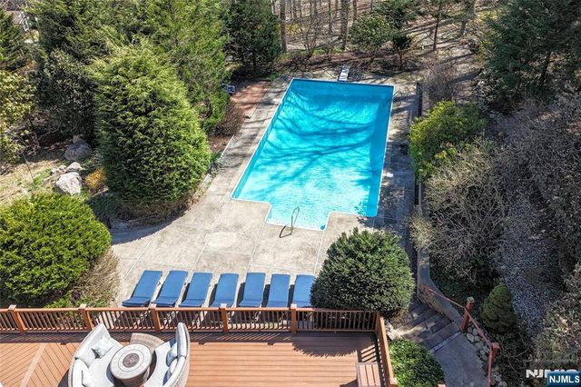 10 Knollwood Road, Upper Saddle River, NJ 07458