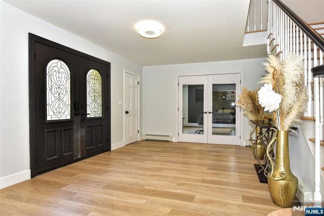 10 Knollwood Road, Upper Saddle River, NJ 07458