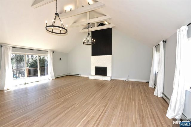 10 Knollwood Road, Upper Saddle River, NJ 07458