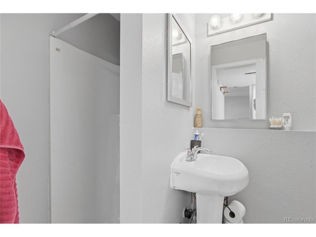 1651 Killarney St, Aurora, CO 80011