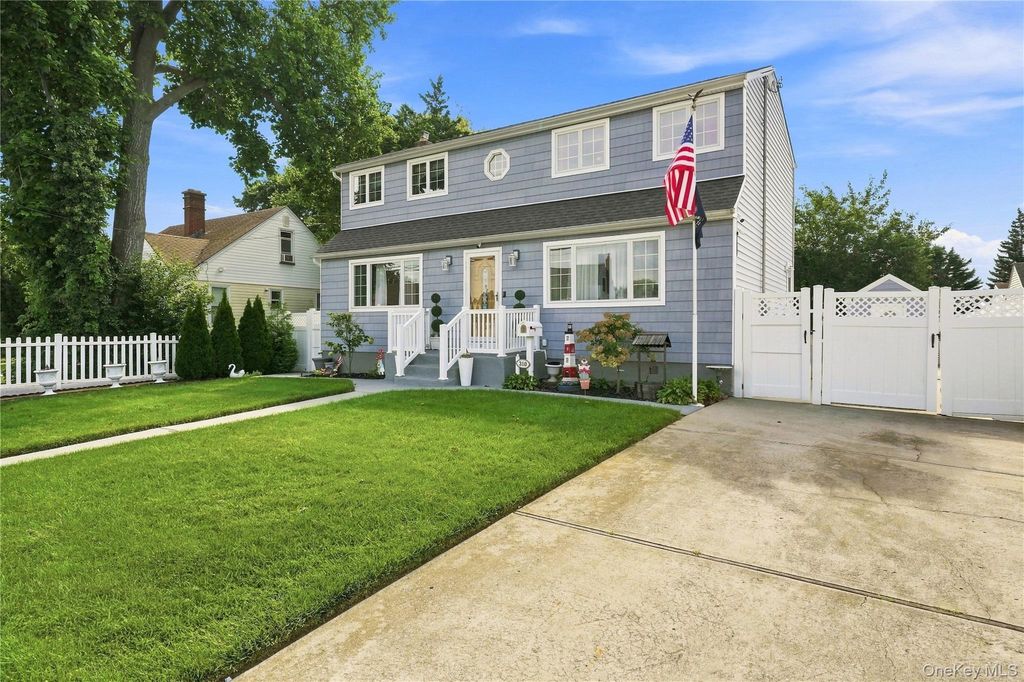 310 Audley Court, Copiague, NY 11726 — photo 3