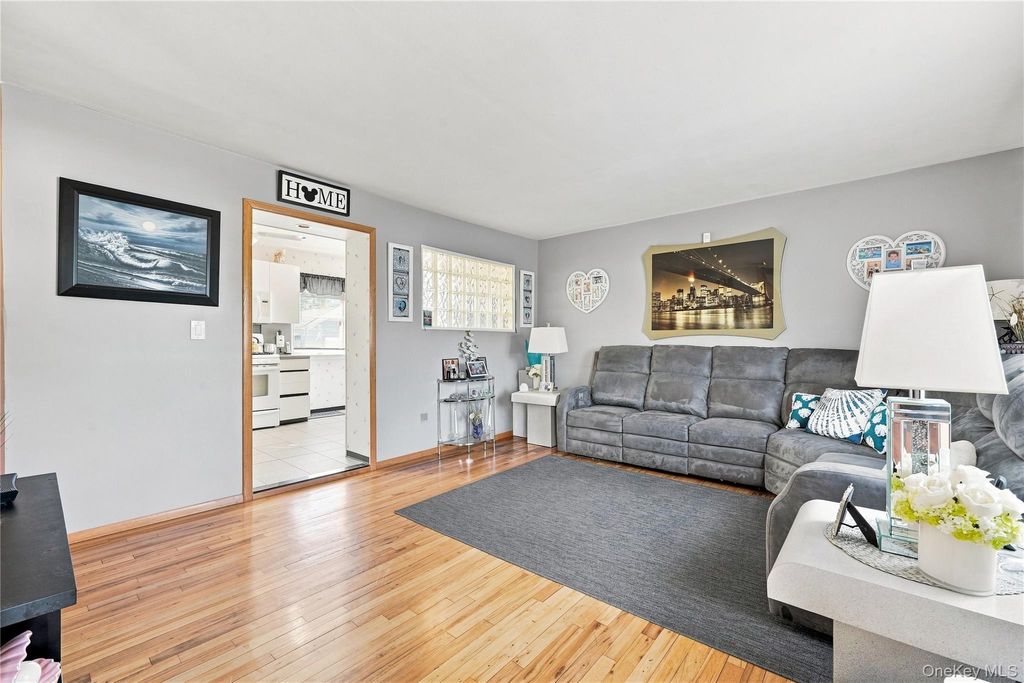 310 Audley Court, Copiague, NY 11726 — photo 4