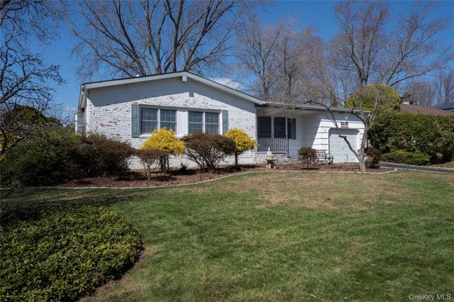 28 Dartmouth Drive, Smithtown, NY 11787