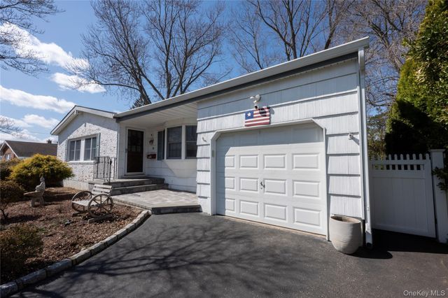 28 Dartmouth Drive, Smithtown, NY 11787