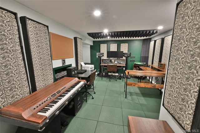 28 Dartmouth Drive, Smithtown, NY 11787