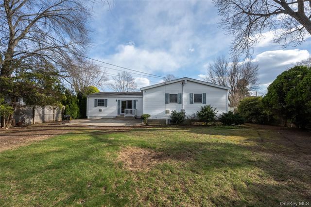 28 Dartmouth Drive, Smithtown, NY 11787